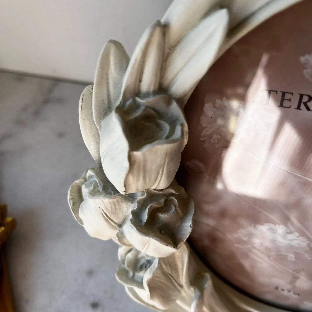 Terra Luna Oval Photo Frame with Tulips Floral Design